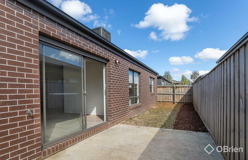 Photo - 75 Goldeneye Circuit, Werribee VIC 3030 - Image 12