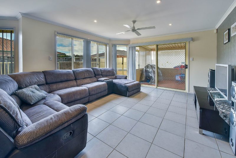 Photo - 76 Archibald Crescent, Rosemeadow NSW 2560 - Image 2