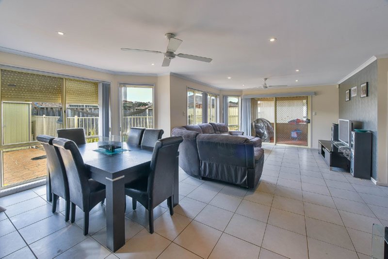 Photo - 76 Archibald Crescent, Rosemeadow NSW 2560 - Image 3