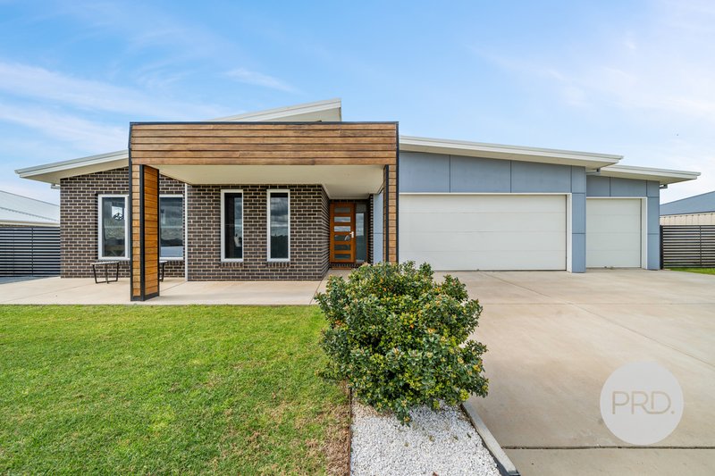 Photo - 76 Barmedman Avenue, Gobbagombalin NSW 2650 - Image 1