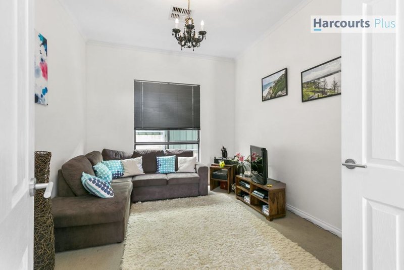 Photo - 76 Elizabeth Crescent, Hallett Cove SA 5158 - Image 3