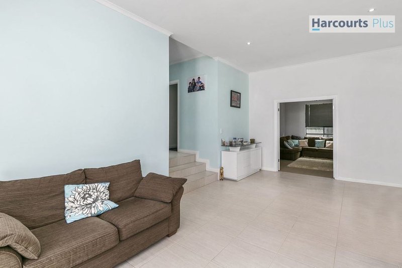 Photo - 76 Elizabeth Crescent, Hallett Cove SA 5158 - Image 4