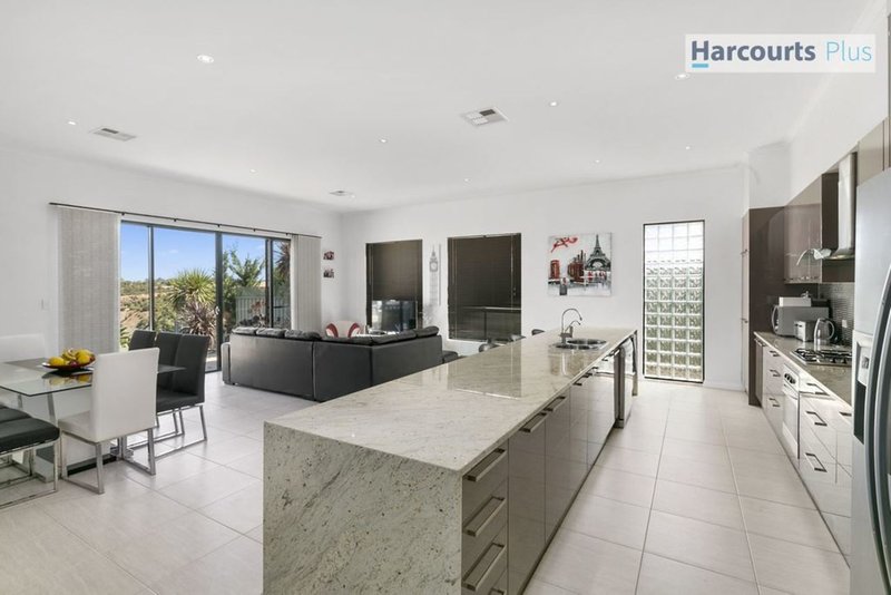 Photo - 76 Elizabeth Crescent, Hallett Cove SA 5158 - Image 15