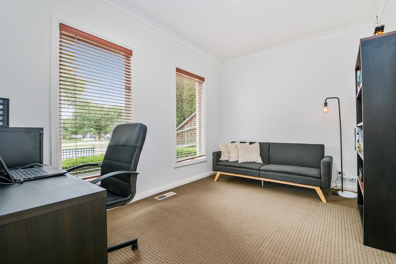 Photo - 76 Fairholme Boulevard, Berwick VIC 3806 - Image 4