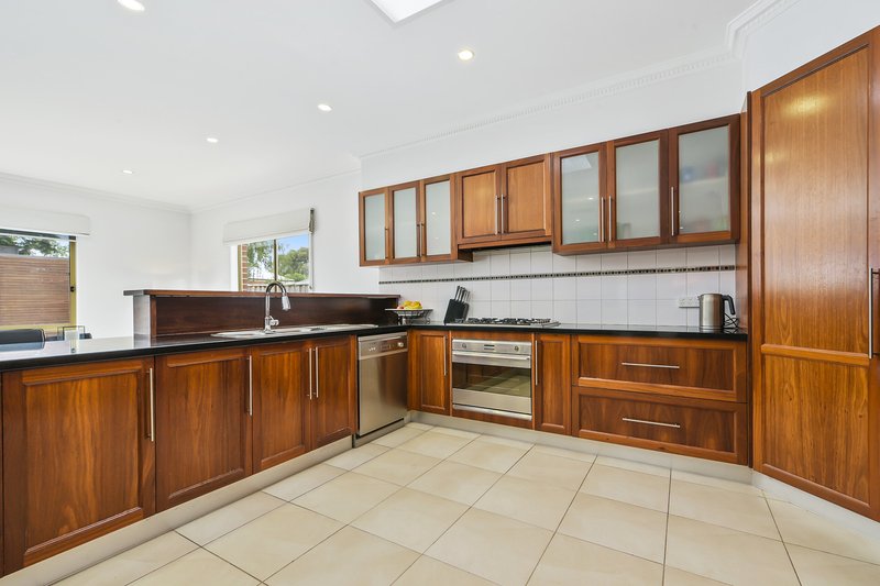 Photo - 76 Fairholme Boulevard, Berwick VIC 3806 - Image 6