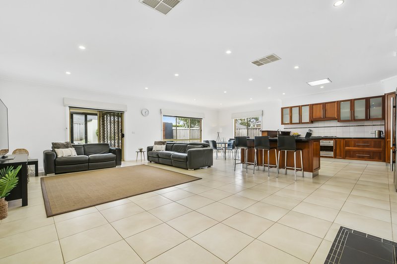 Photo - 76 Fairholme Boulevard, Berwick VIC 3806 - Image 8