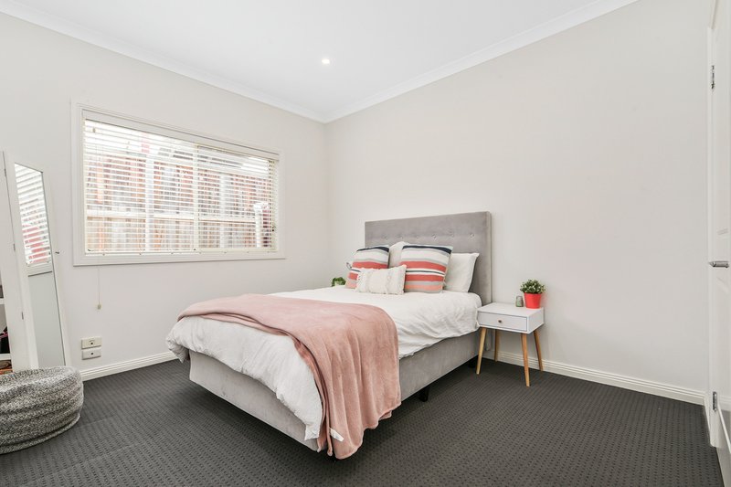 Photo - 76 Fairholme Boulevard, Berwick VIC 3806 - Image 14