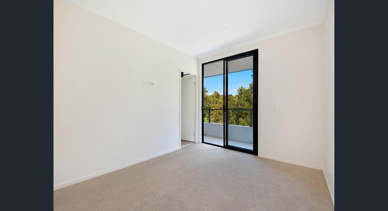 Photo - 76 Florabella Drive, Robina QLD 4226 - Image 7