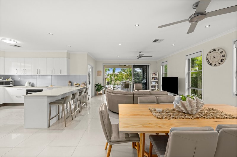 Photo - 76 Gretel Drive, Mermaid Waters QLD 4218 - Image 3