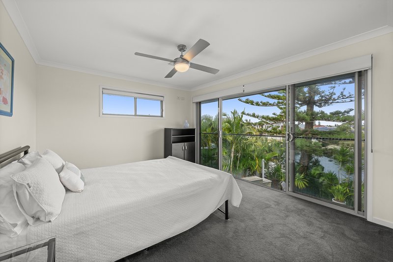 Photo - 76 Gretel Drive, Mermaid Waters QLD 4218 - Image 13