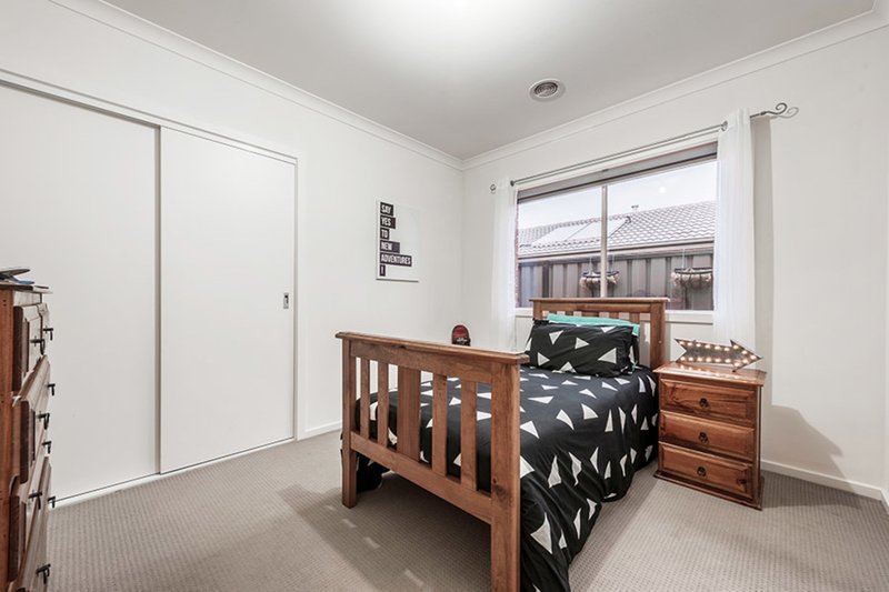 Photo - 76 Huntington Drive, Craigieburn VIC 3064 - Image 9