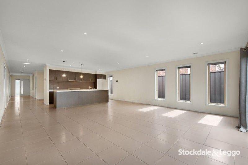 Photo - 76 Huntington Drive, Craigieburn VIC 3064 - Image 9