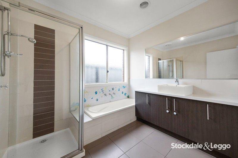 Photo - 76 Huntington Drive, Craigieburn VIC 3064 - Image 12