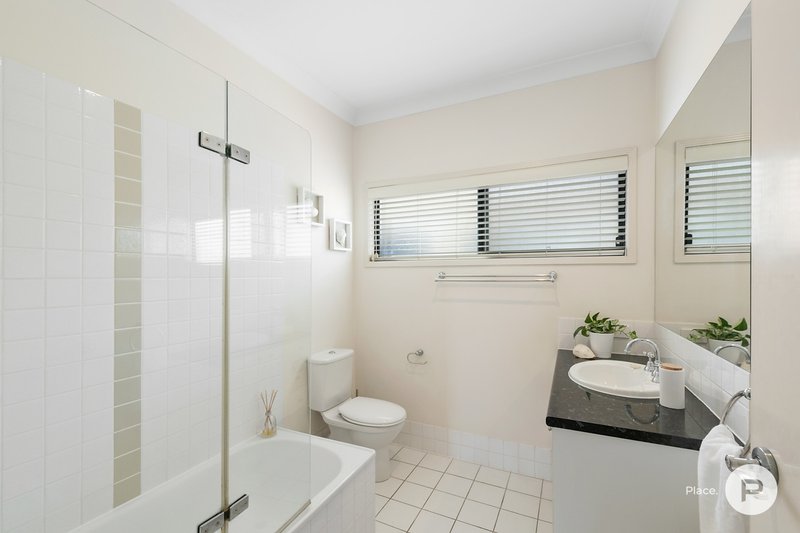 Photo - 76 King Arthur Terrace, Tennyson QLD 4105 - Image 15