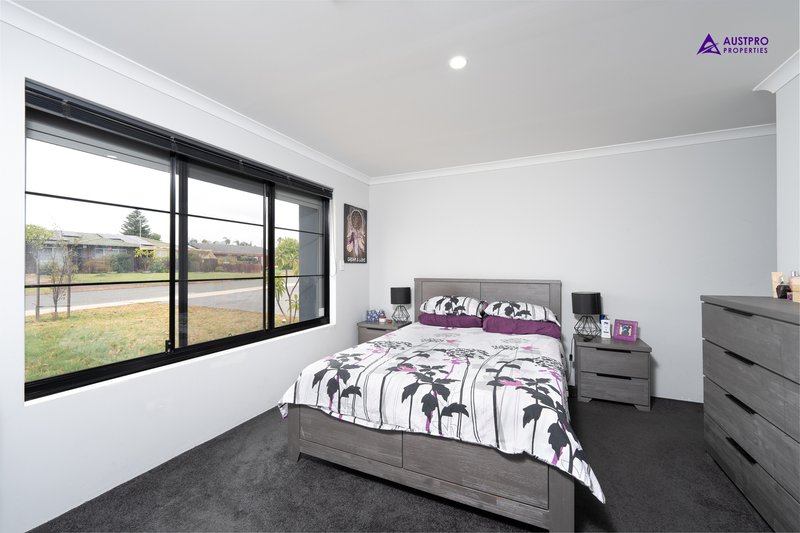 Photo - 76 Lyrebird Way, Thornlie WA 6108 - Image 5