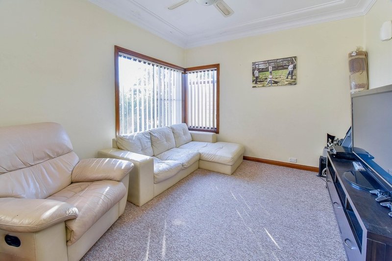 Photo - 76 Macquarie Avenue, Campbelltown NSW 2560 - Image 2