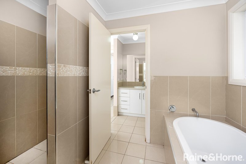 Photo - 76 Messenger Ave , Boorooma NSW 2650 - Image 5