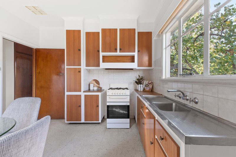 Photo - 76 Strathallan Road, Macleod VIC 3085 - Image 6