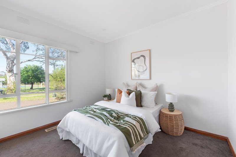 Photo - 76 Strathallan Road, Macleod VIC 3085 - Image 10