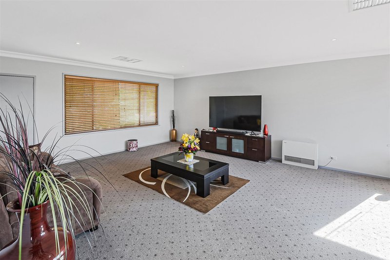 Photo - 76 Wavell Street, Horsham VIC 3400 - Image 3