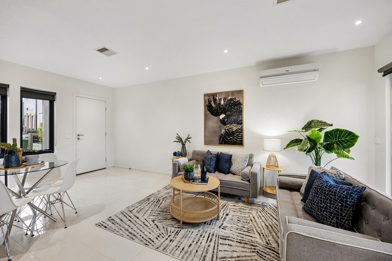 Photo - 77 Belsay Chase, Chirnside Park VIC 3116 - Image 5