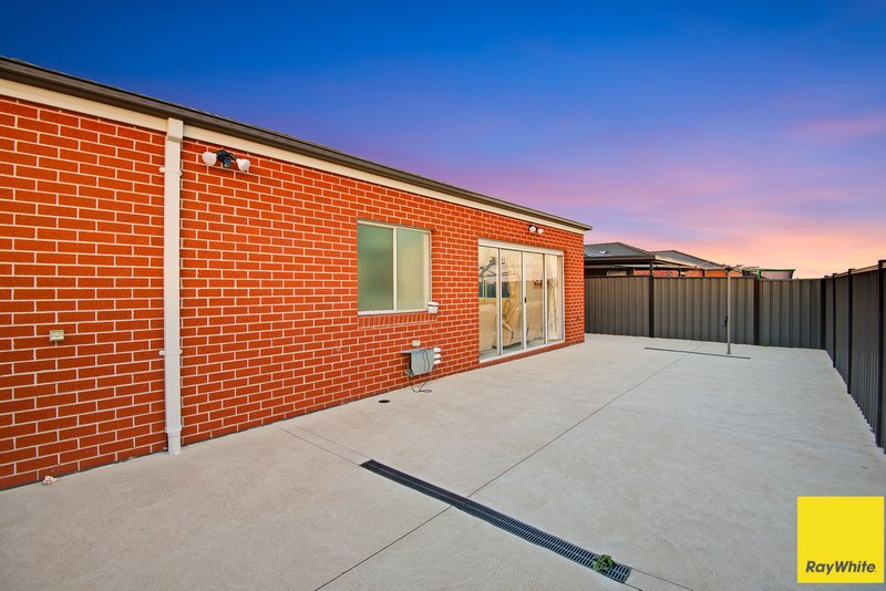 Photo - 77 Caraleena Drive, Tarneit VIC 3029 - Image 18