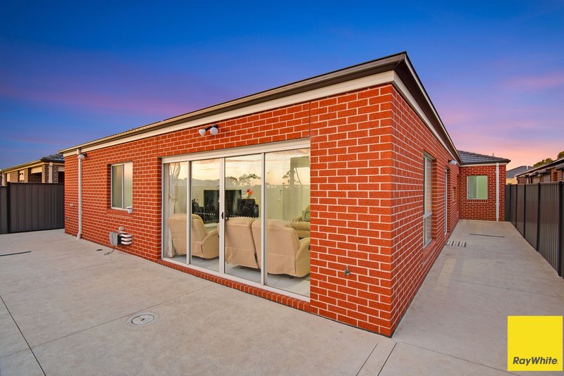 Photo - 77 Caraleena Drive, Tarneit VIC 3029 - Image 19