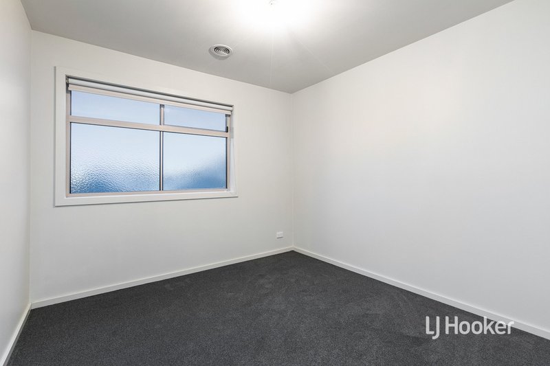 Photo - 77 Central Park Avenue, Point Cook VIC 3030 - Image 12