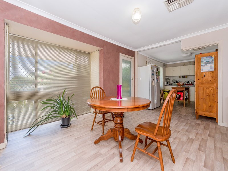 Photo - 77 Chisham Avenue, Parmelia WA 6167 - Image 8