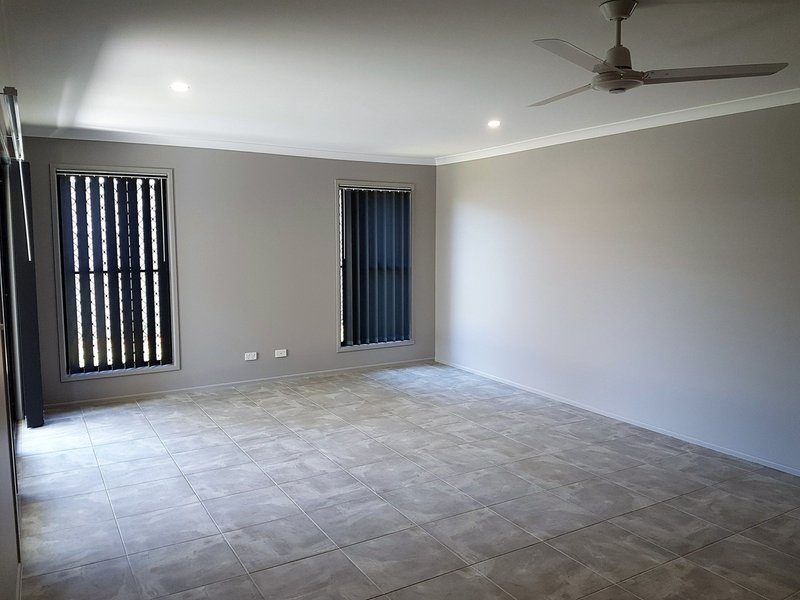 Photo - 77 Cod Circuit, Bongaree QLD 4507 - Image 2