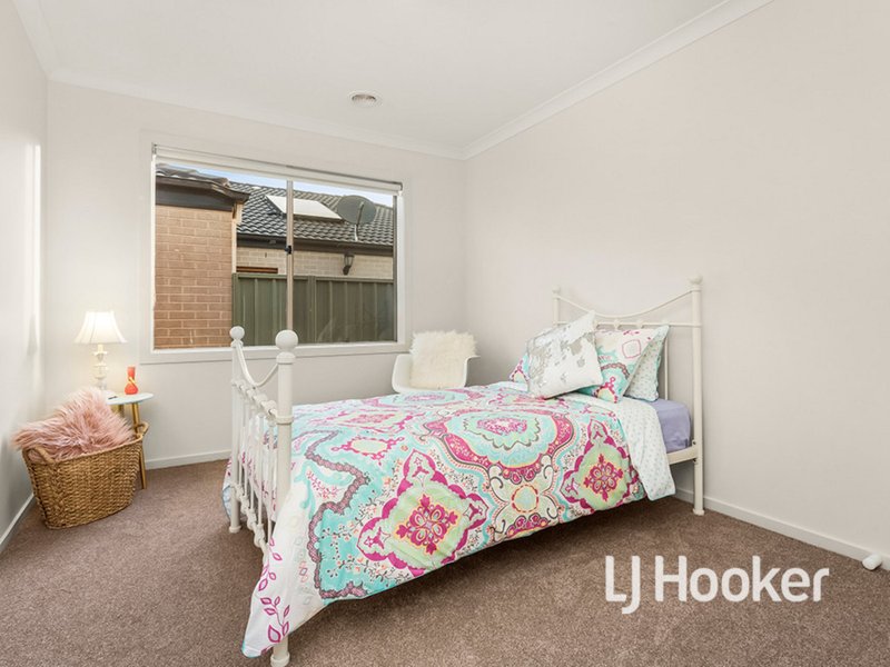 Photo - 77 Manuka Grove, Wyndham Vale VIC 3024 - Image 7