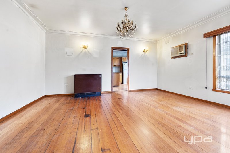 Photo - 77 Oberon Avenue, St Albans VIC 3021 - Image 3