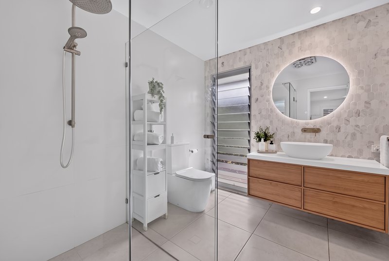 Photo - 77 Oxley Drive, Paradise Point QLD 4216 - Image 11
