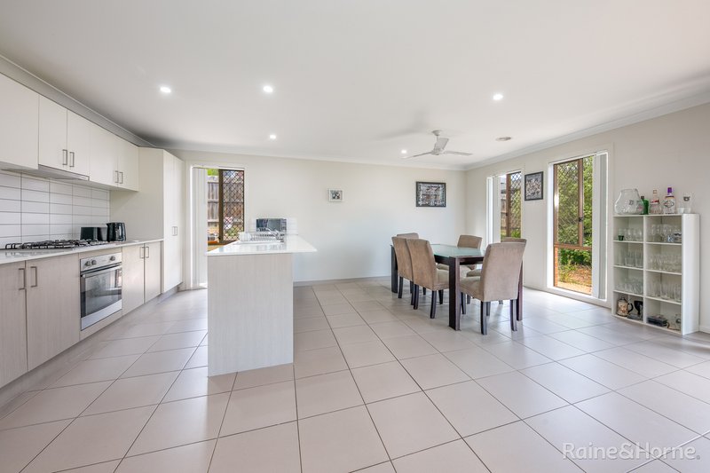 Photo - 77 Wedmore Crescent, Sunbury VIC 3429 - Image 5