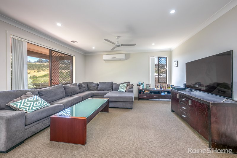 Photo - 77 Wedmore Crescent, Sunbury VIC 3429 - Image 6