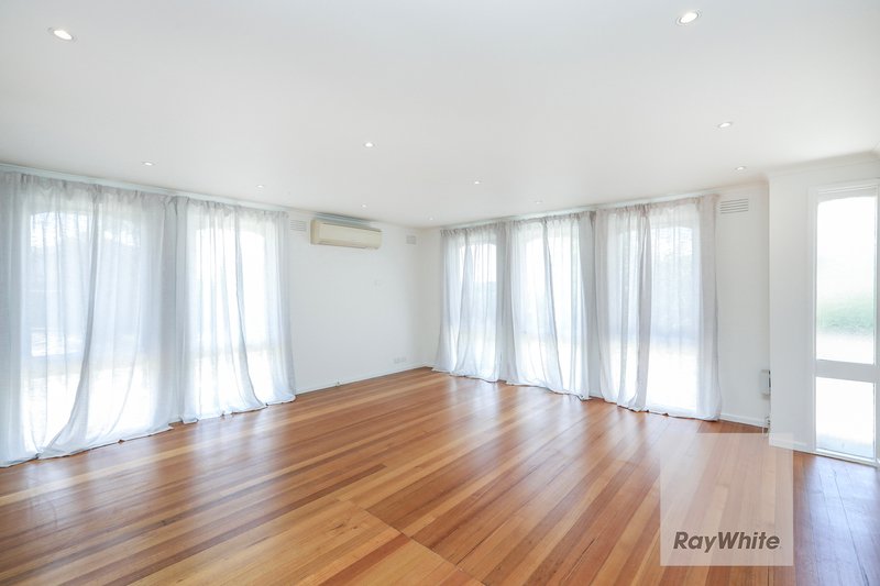 Photo - 77 Wolverton Drive, Gladstone Park VIC 3043 - Image 5