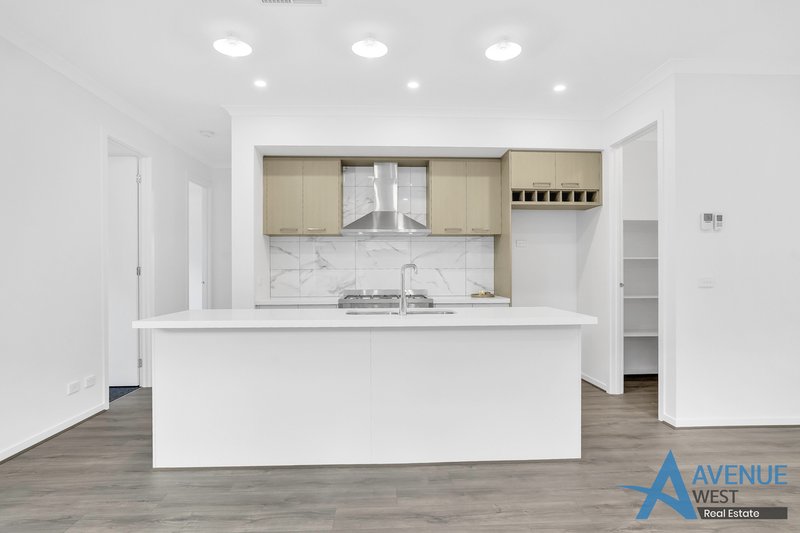 Photo - 78 Castlecrag Way, Strathtulloh VIC 3338 - Image 3