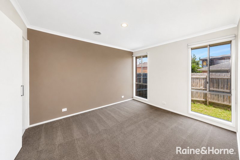 Photo - 78 Circle Drive, Cranbourne VIC 3977 - Image 5