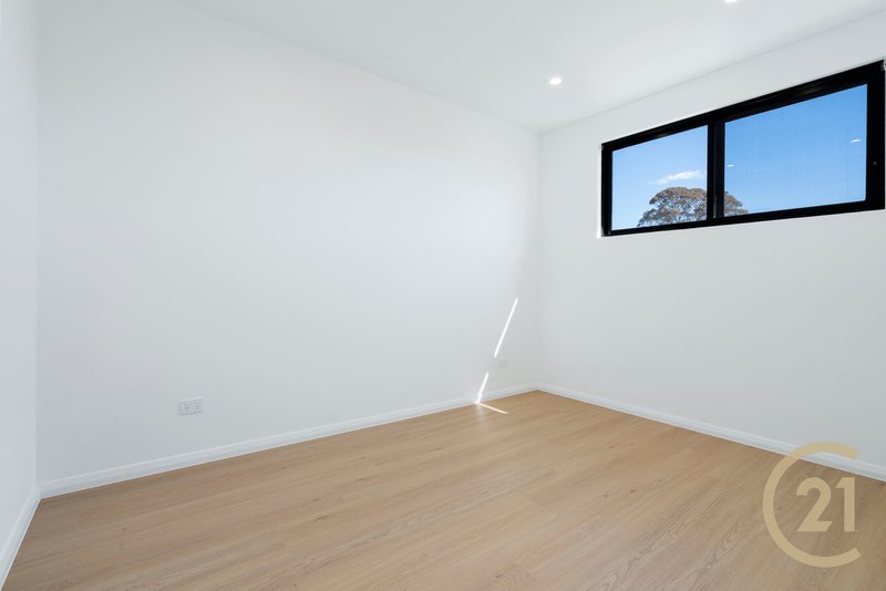 Photo - 7/8 Lang Road, Casula NSW 2170 - Image 12