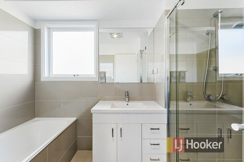 Photo - 78 Oaktree Drive, Hampton Park VIC 3976 - Image 7