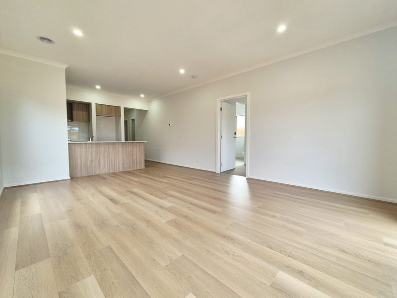 Photo - 79 Hanover Circuit, Melton South VIC 3338 - Image 3