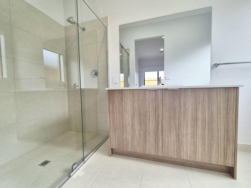 Photo - 79 Hanover Circuit, Melton South VIC 3338 - Image 6