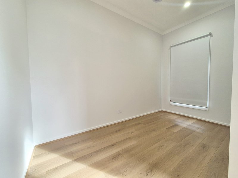Photo - 79 Hanover Circuit, Melton South VIC 3338 - Image 8