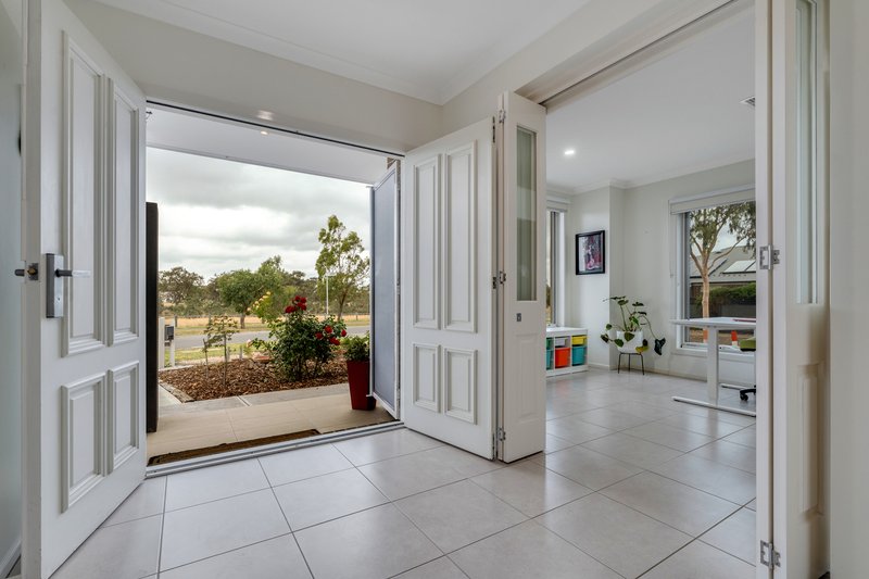 Photo - 79 Serenity Way, Craigieburn VIC 3064 - Image 3