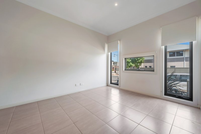 Photo - 79 The Esplanade, Caroline Springs VIC 3023 - Image 6