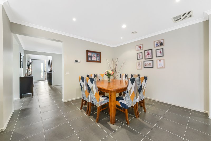 Photo - 79 Viewgrand Drive, Berwick VIC 3806 - Image 5