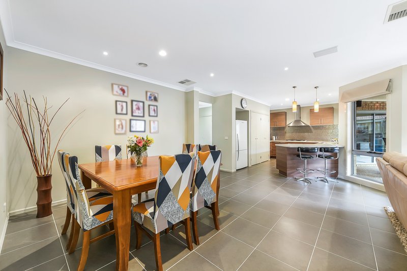 Photo - 79 Viewgrand Drive, Berwick VIC 3806 - Image 6