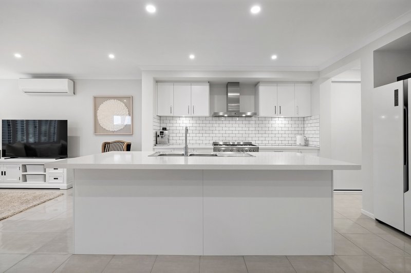 Photo - 7B Blaxland Drive, Rowville VIC 3178 - Image 2