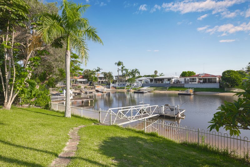 Photo - 8 Andrew Avenue, Broadbeach Waters QLD 4218 - Image 3