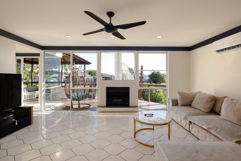 Photo - 8 Andrew Avenue, Broadbeach Waters QLD 4218 - Image 9
